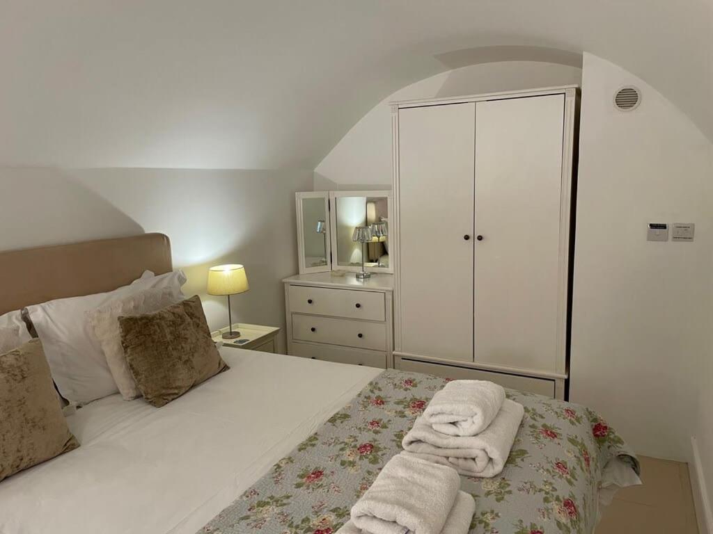 Beautiful 3 Bed Basement Flat With Garden * Bath
