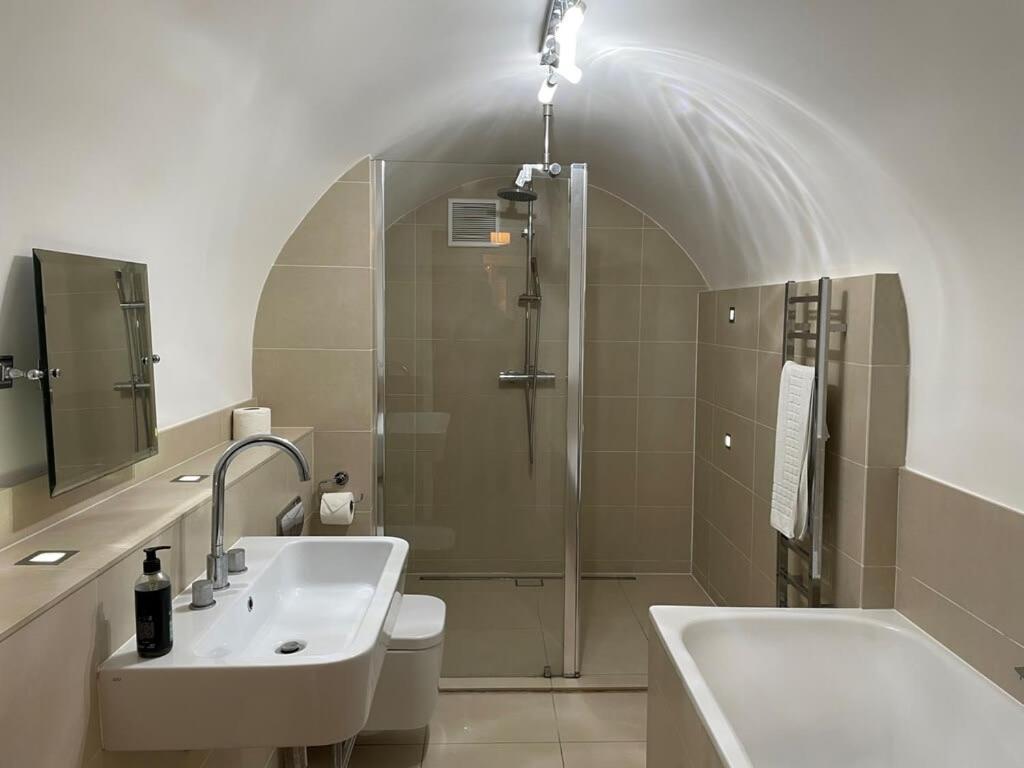 Beautiful 3 Bed Basement Flat With Garden Apartment *