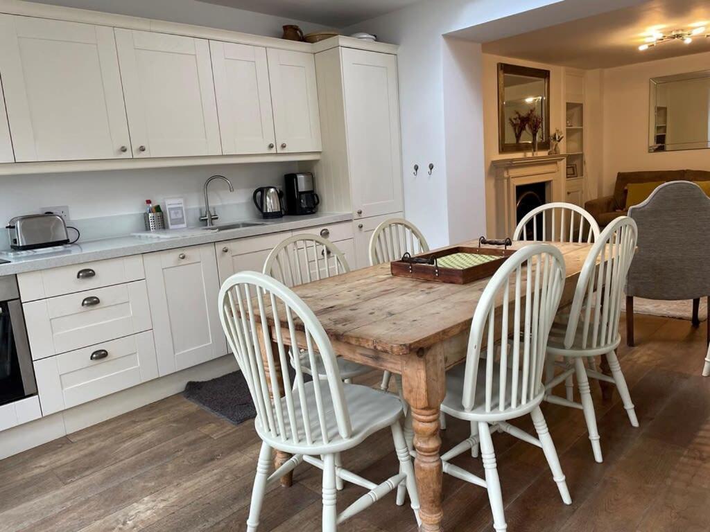 Beautiful 3 Bed Basement Flat With Garden Bath