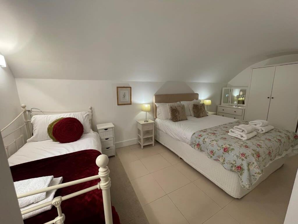 Apartment Beautiful 3 Bed Basement Flat With Garden *
