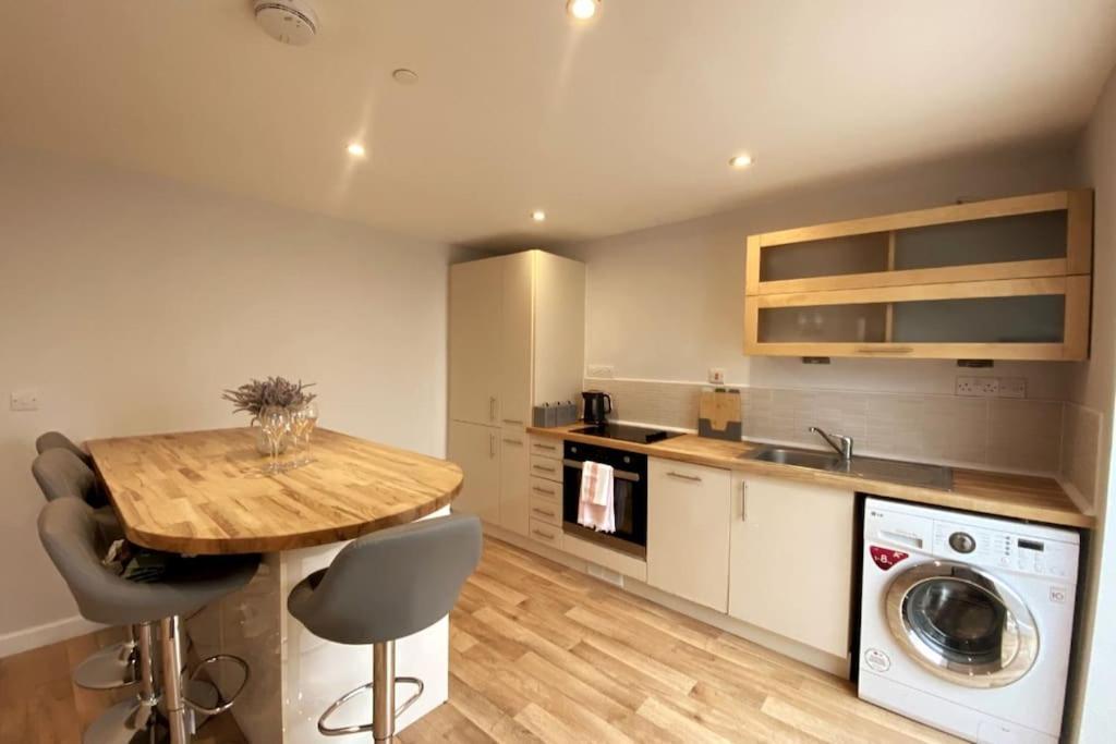 3bed House With Parking Short Walk To Centre