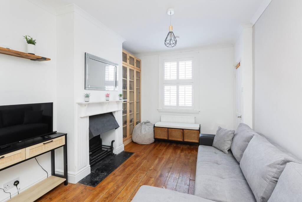Two Bed House With Free Parking, Near Train St. Holiday home