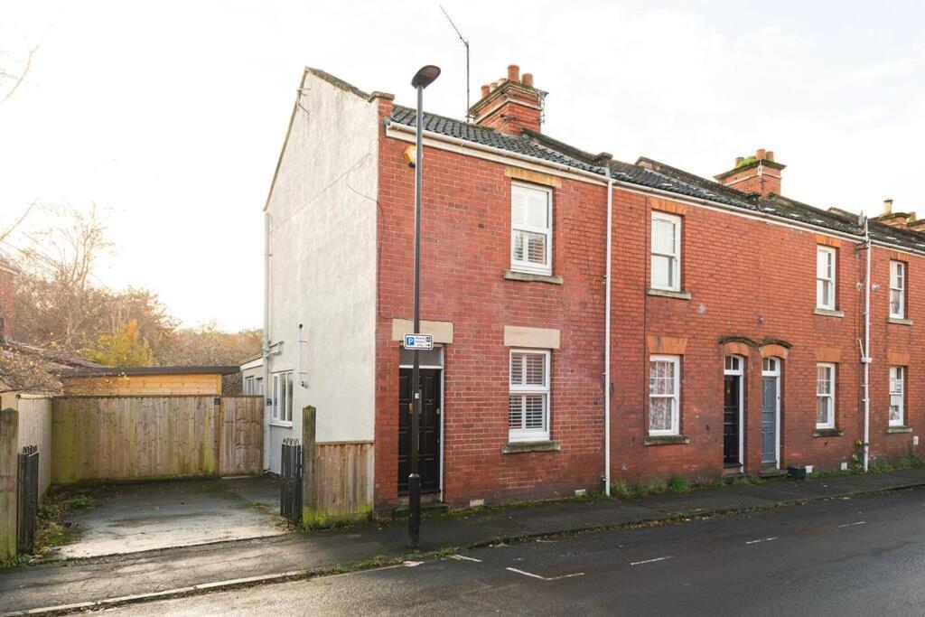 Two Bed House With Free Parking, Near Train St. *