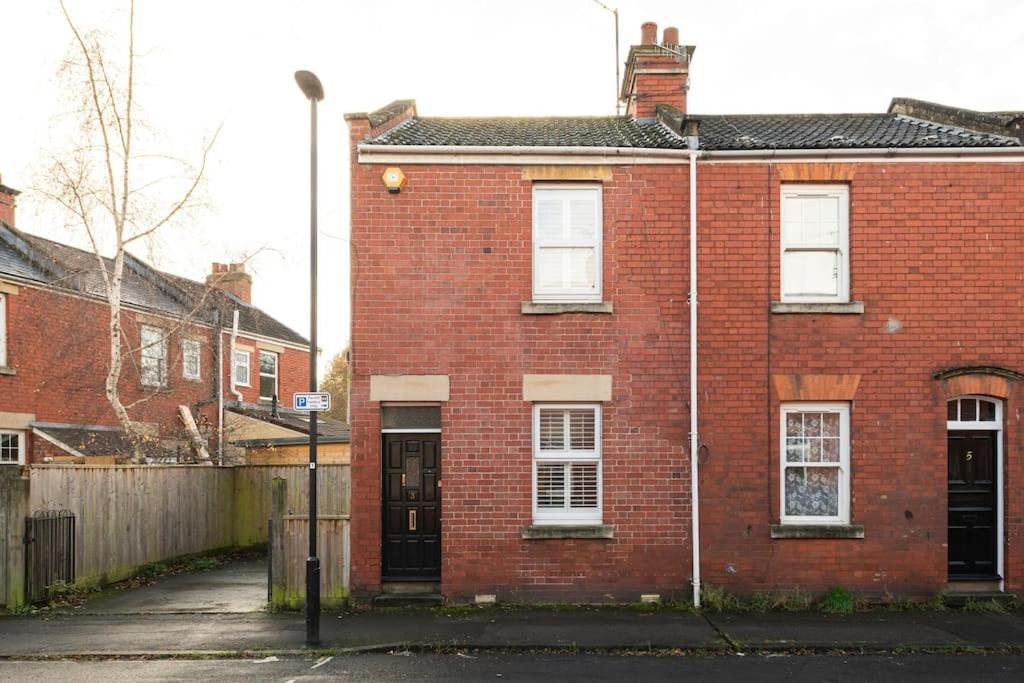 Two Bed House With Free Parking, Near Train St.