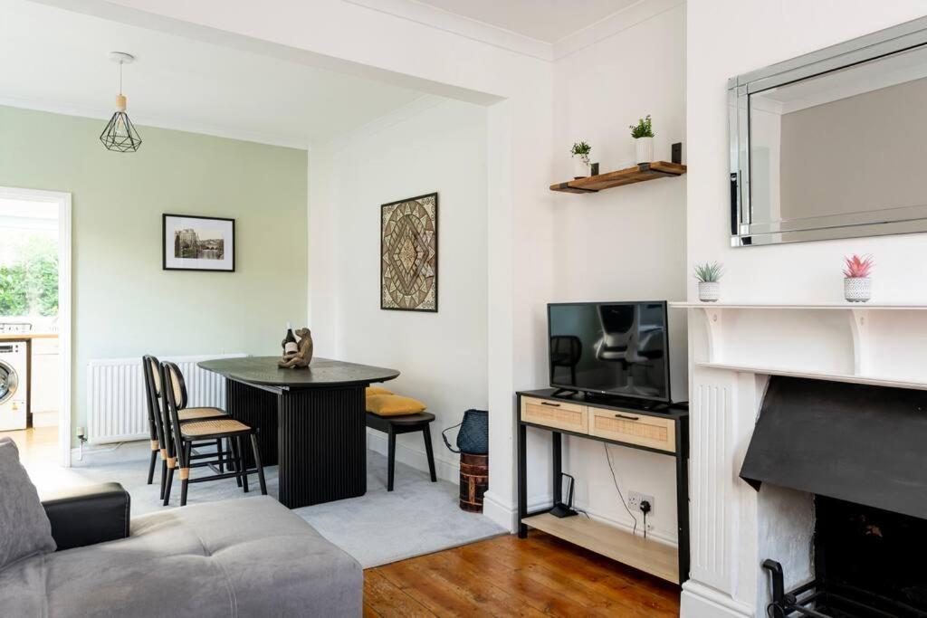 Holiday home Two Bed House With Free Parking, Near Train St. Bath