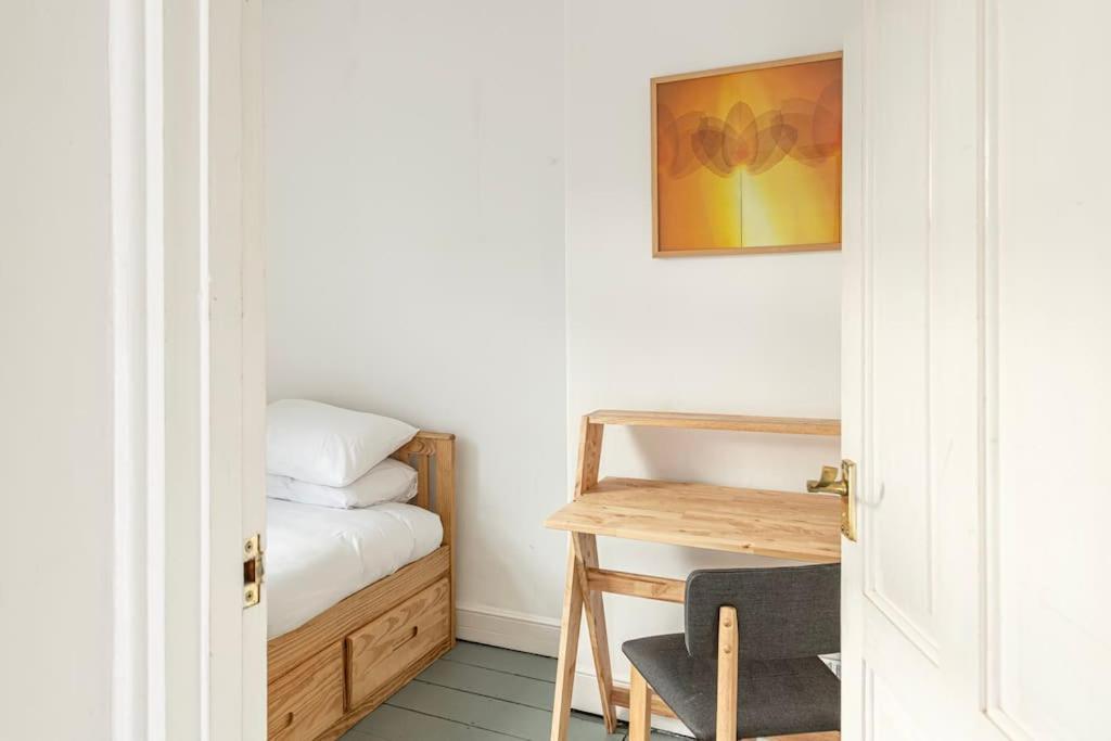 Holiday home Two Bed House With Free Parking, Near Train St. *