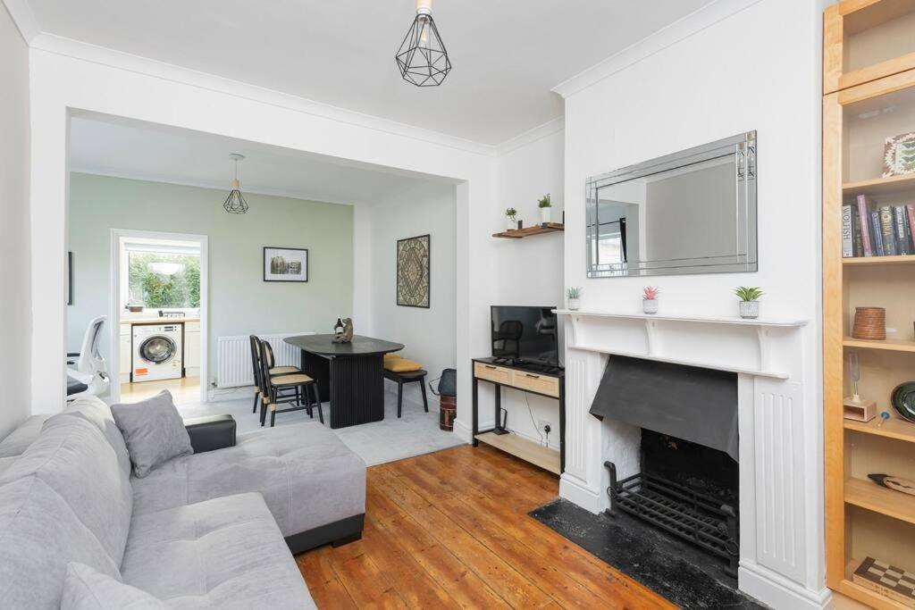 Two Bed House With Free Parking, Near Train St.