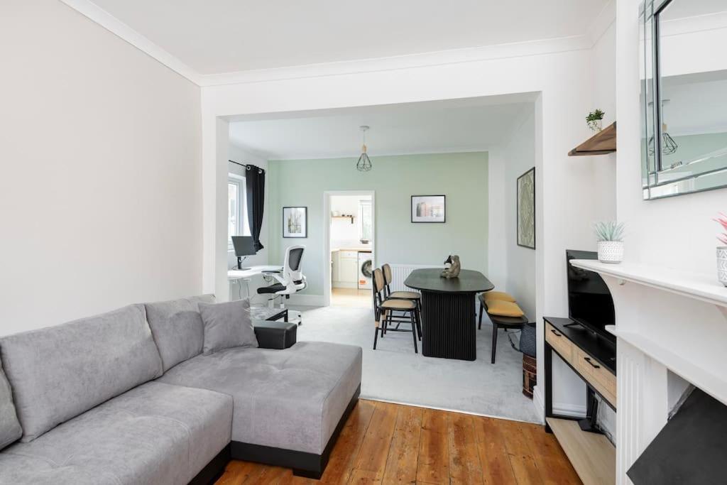 Holiday home Two Bed House With Free Parking, Near Train St. Bath