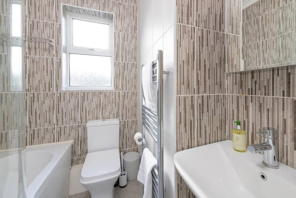 Two Bed House With Free Parking, Near Train St. Holiday home