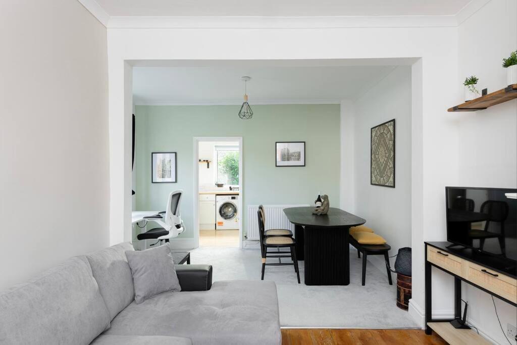 Two Bed House With Free Parking, Near Train St. Bath
