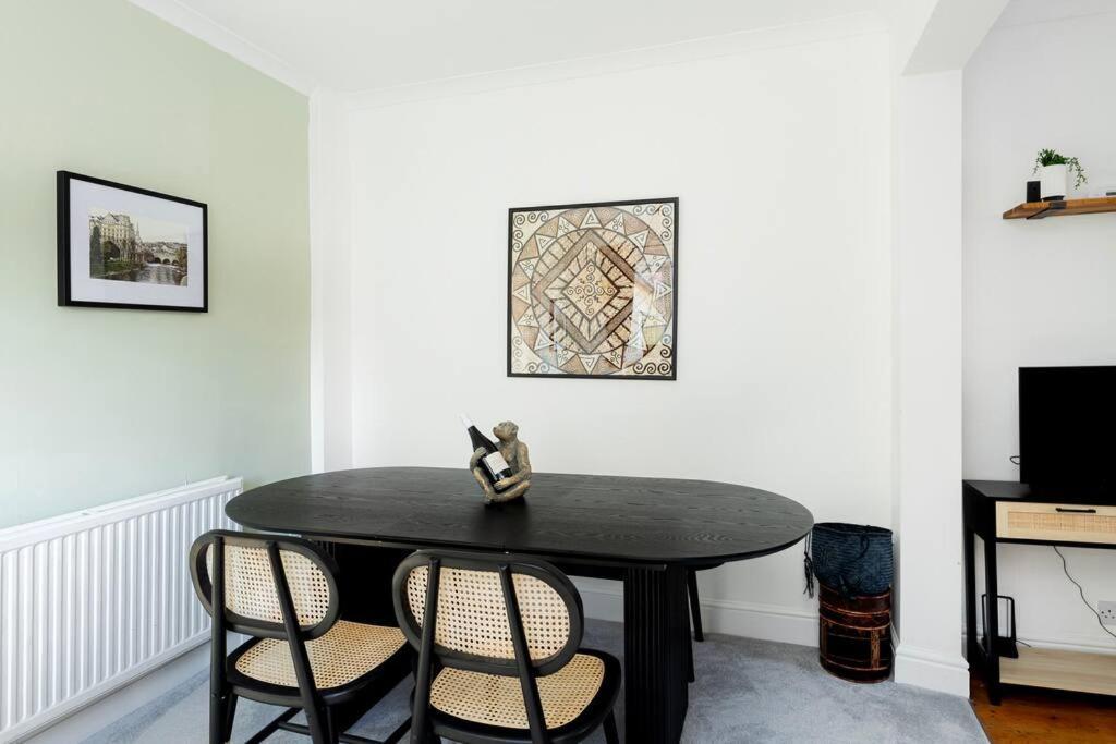 Holiday home Two Bed House With Free Parking, Near Train St. *
