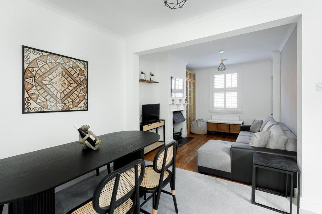 Two Bed House With Free Parking, Near Train St. *