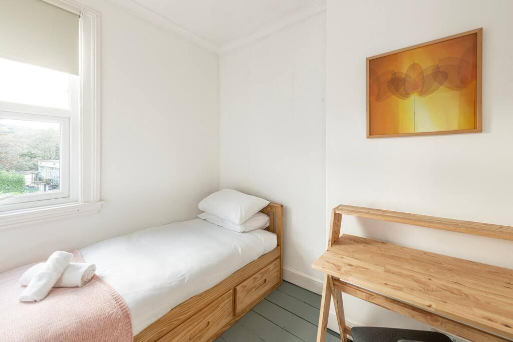 Two Bed House With Free Parking, Near Train St.