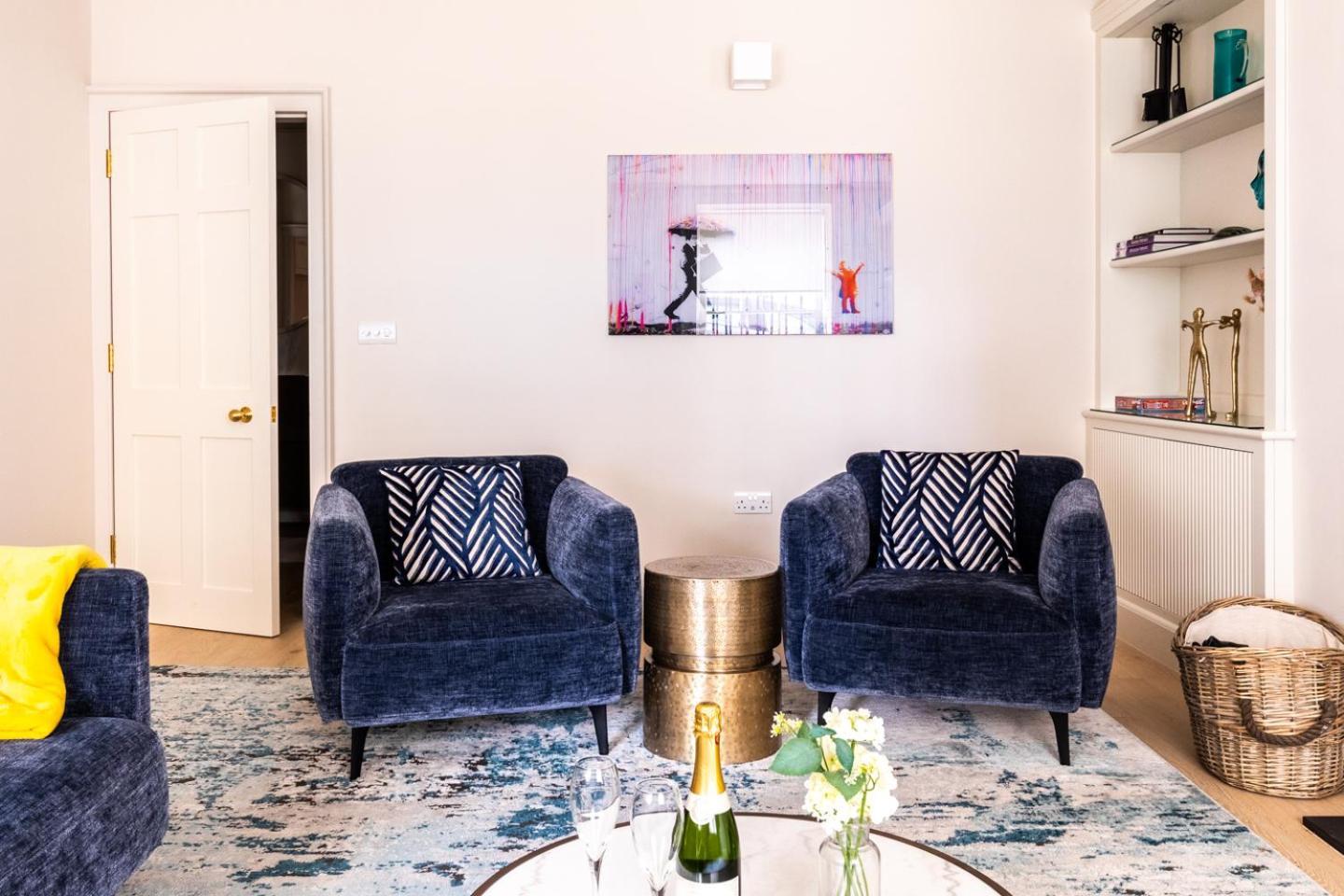 Russell House Apartment *
