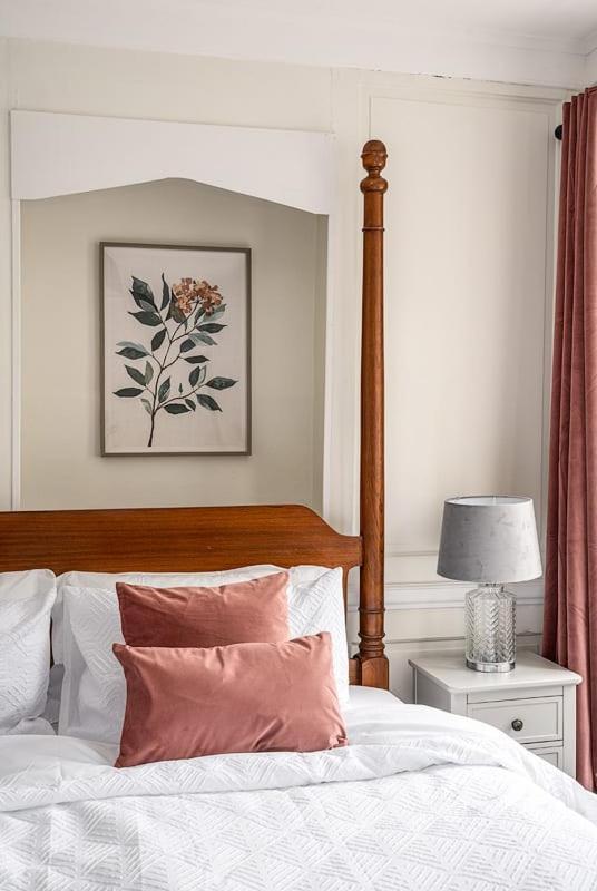 Stunning 3 Bedroom Period Centre Apartment *