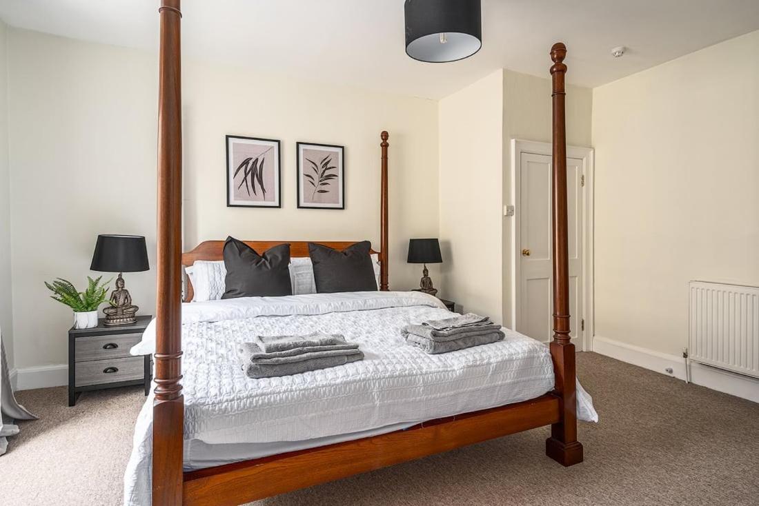 Stunning 3 Bedroom Period Centre Apartment *