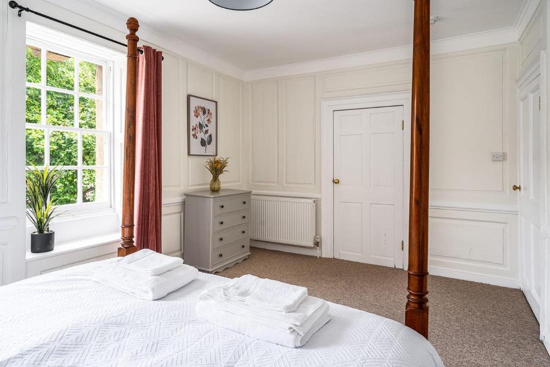 Stunning 3 Bedroom Period Centre Apartment Bath
