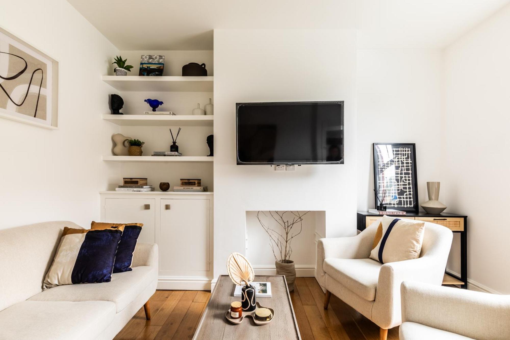 The Broadway - 2 Bedrooms With Parking, Apartment
