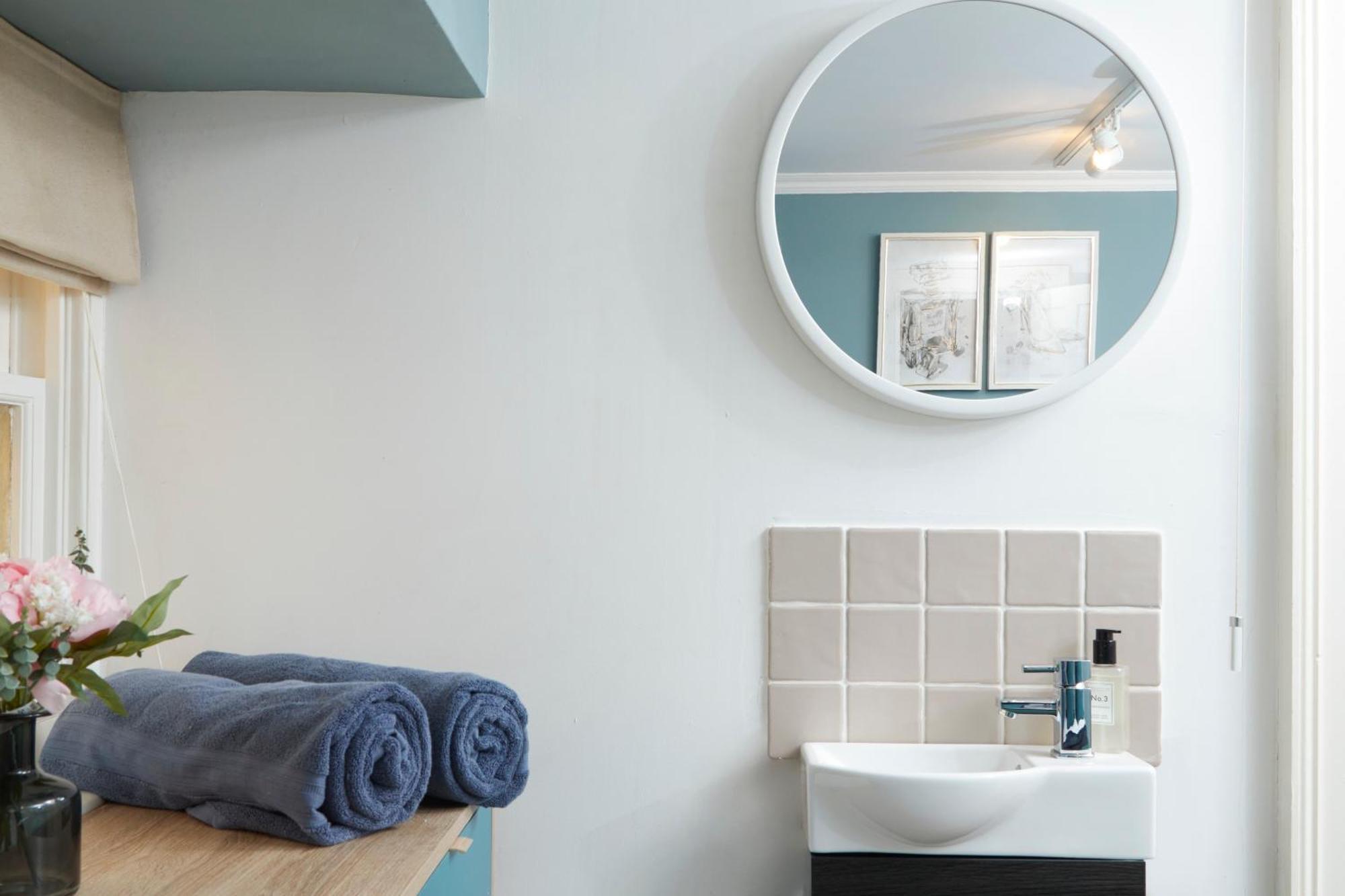 Beautiful 2bedroom 4 Actual Beds House With Wifi By Purestay * Bath