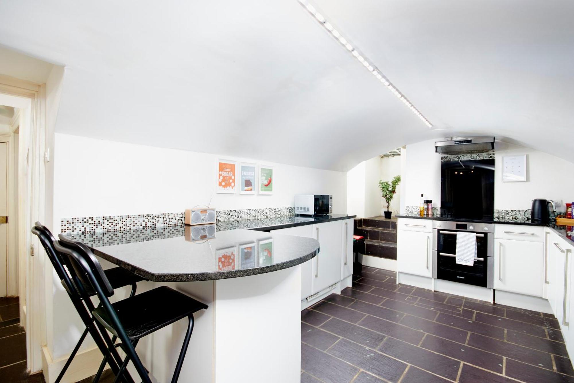Beautiful 2bedroom 4 Actual Beds House With Wifi By Purestay Apartment *