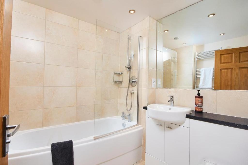 The Beautiful Gem Of - Sleeps 16 * Bath