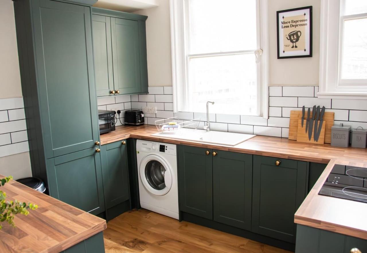 Stunning 3 Bedroom Period Centre Apartment Bath