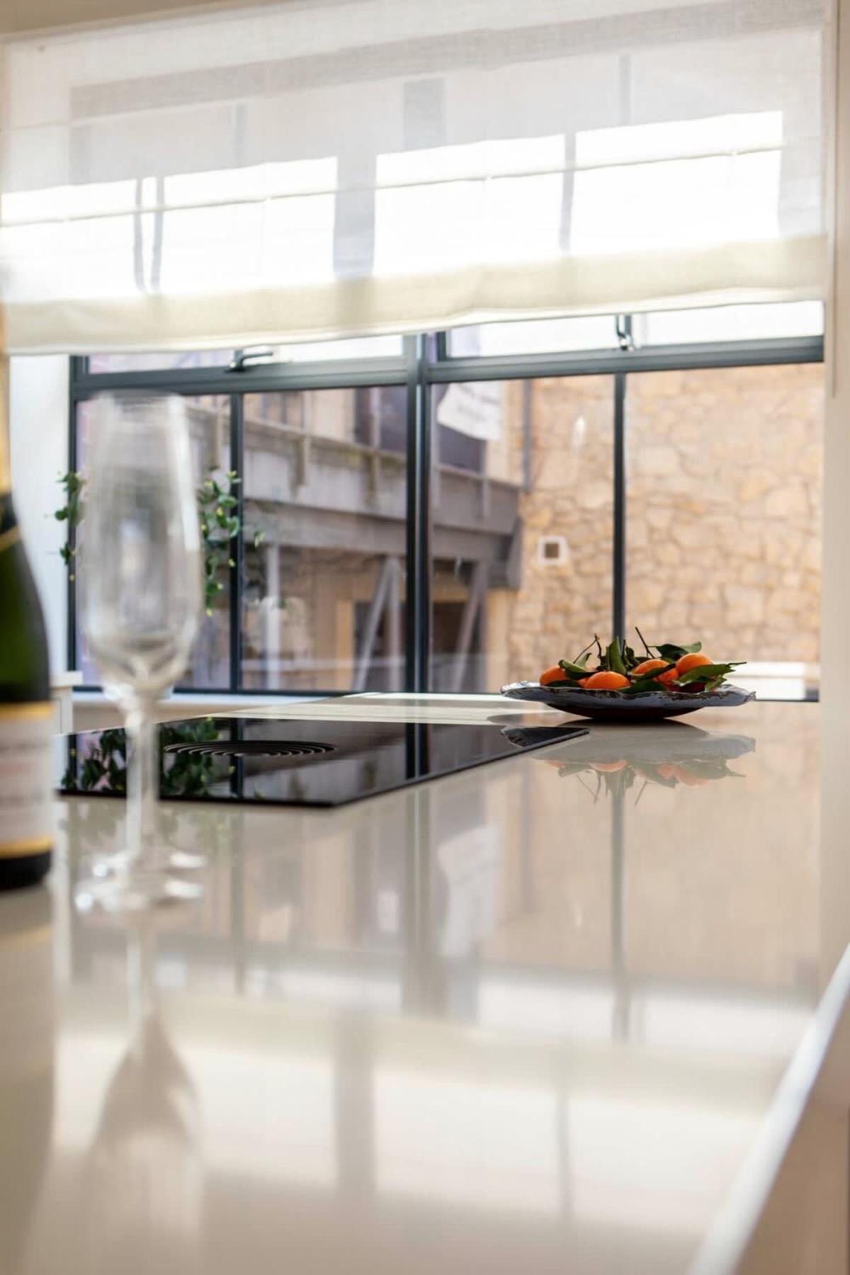 Bright Open Plan Living - - Free Parking * Bath