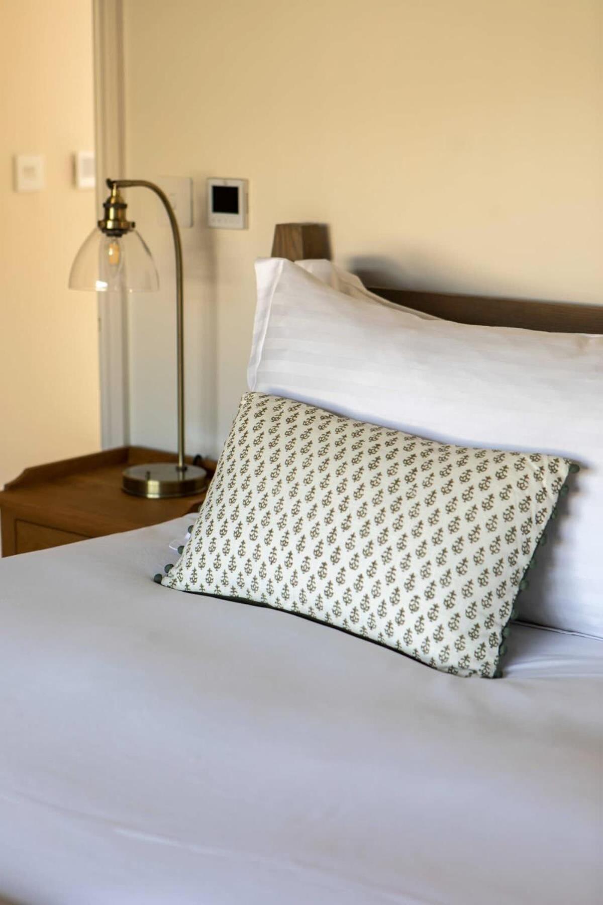 Apartment Bright Open Plan Living - - Free Parking Bath
