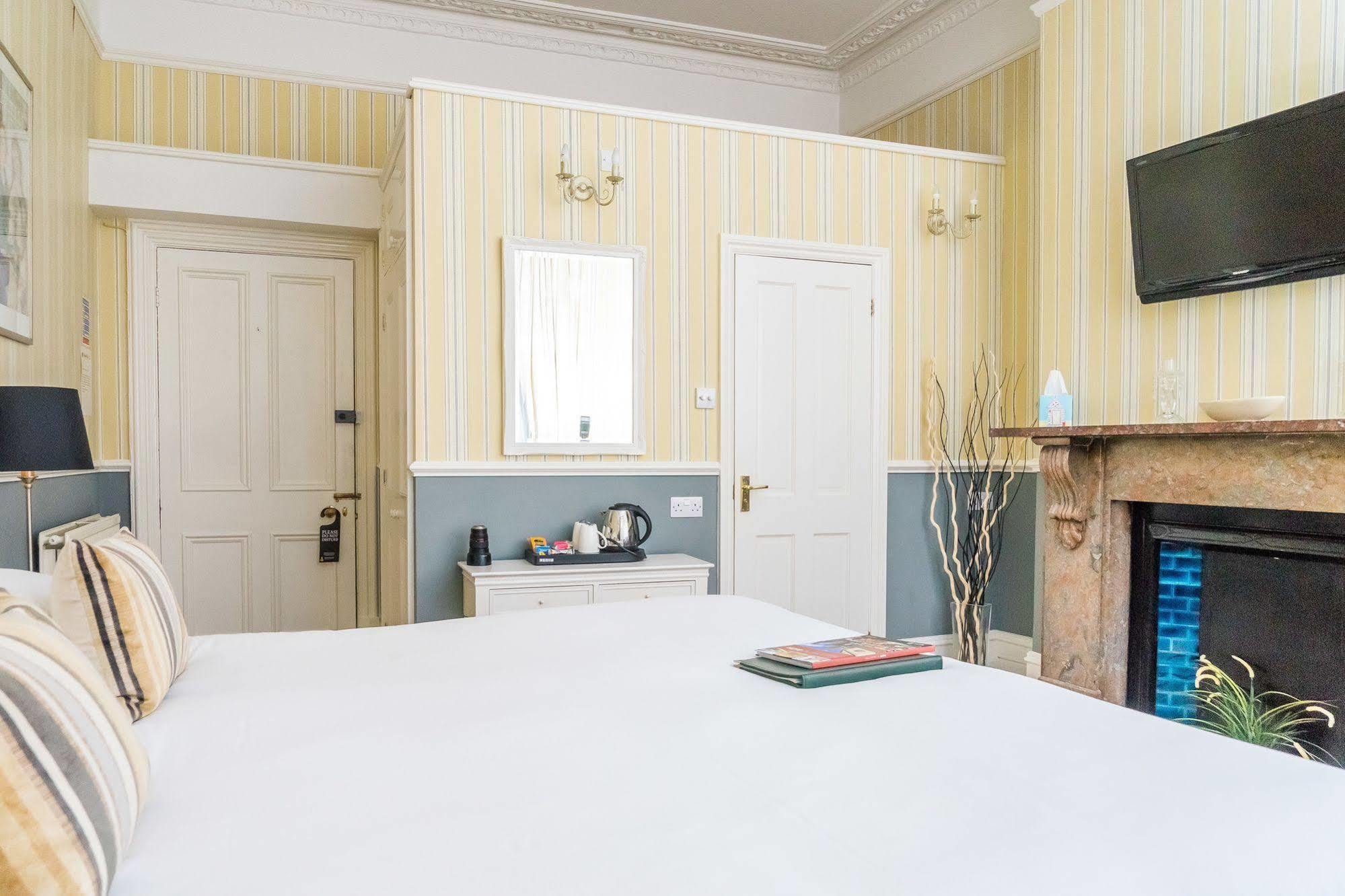 Oldfields House Bed & Breakfast Bath