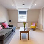 Stunning & Central Milsom Street Apartment