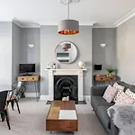 Modern & Spacious 2 Bedroom Maisonette