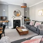 Modern & Spacious 2 Bedroom Maisonette