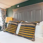 Top Floor 2 Bed Georgian Apartment In Central Bath