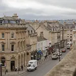 Impeccable 4-Bed Apartment In Bath