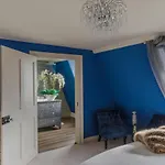 Impeccable 4-Bed Apartment In Bath
