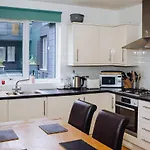 Beautiful, Contemporary 3 Bedroom Apartment