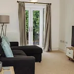 Beautiful, Contemporary 3 Bedroom Apartment