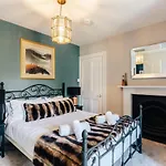 Central Townhouse With Garden & Free Parking