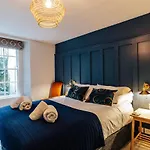 Central Townhouse With Garden & Free Parking