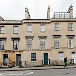 Central Townhouse With Garden & Free Parking