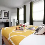 Bath Luxury City Centre 4 Bedroom Townhouse, Sleeps 8, Easy Parking, Private Courtyard Garden, By Empower Homes