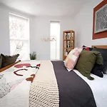 Bath Luxury City Centre 4 Bedroom Townhouse, Sleeps 8, Easy Parking, Private Courtyard Garden, By Empower Homes