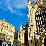 Elegant Georgian Apartment In Bath\'S Iconic Centre