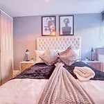 The Stylish Gem Of Bath - Football Table - Sleeps 10