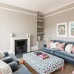 Dunsford House - Elegant Townhouse With Parking