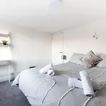 Luxe Maisonette- Parking, 4K Tvs, Leds, Local Snacks And More!