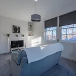 Luxe Maisonette- Parking, 4K Tvs, Leds, Local Snacks And More!