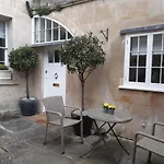 Royal Crescent Courtyard Apartment