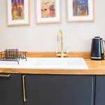 Unique 2 Bed In The Heart Of Bath With Parking