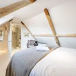 Charming Two Bedroom Maisonette